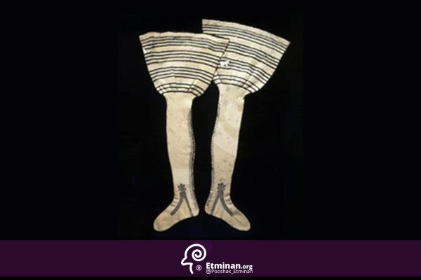 جوراب های نجیب زاده اروپایی در اواسط دهه 1500 (بالا در هنگام پوشیدن بسته می شود)